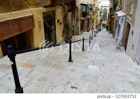 マルタ共和国、マルタ島、バレッタの街並、出窓、階段 127093732