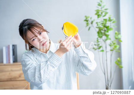 財布を持つ女性　金欠　節約 127093887