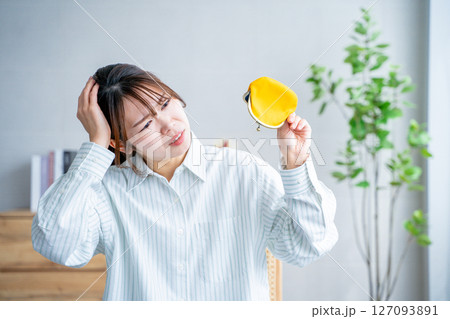 財布を持つ女性　金欠　節約 127093891