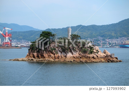 フェリーから眺めた呉の風景:呉軍港監視所が設置されていた小麗女島 フェリーから眺めた呉の風景:呉軍港監視所が設置されていた小麗女島 127093902