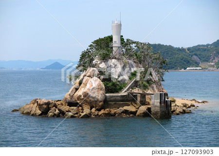 フェリーから眺めた呉の風景:呉軍港監視所が設置されていた小麗女島 フェリーから眺めた呉の風景:呉軍港監視所が設置されていた小麗女島 127093903