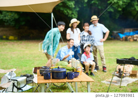 キャンプイメージ　3世代　キャンプ　アウトドア　バーベキュー　BBQ　家族　オートキャンプ場 127093981