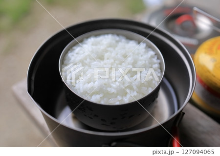 アウトドアで水蒸気炊飯 127094065