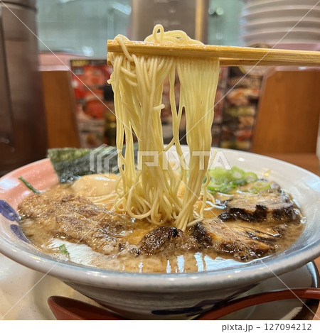 熱々のラーメン 熱々のラーメン 127094212