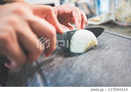 玉ねぎを切る手元のアップ 玉ねぎを切る手元のアップ 127094314