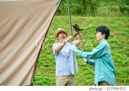 テント設営 キャンプ アウトドア バーベキュー BBQ 家族 親子 テント設営 キャンプ アウトドア バーベキュー BBQ 家族 親子 127094352