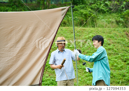 テント設営　キャンプ　アウトドア　バーベキュー　BBQ　家族　親子 127094353