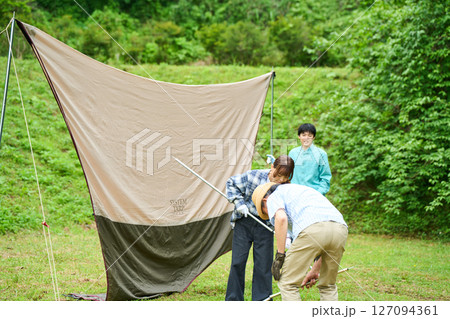 テント設営　キャンプ　アウトドア　バーベキュー　BBQ　家族　親子 127094361