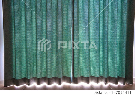 閉じたカーテンと朝の光 127094411