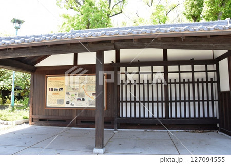 名古屋市　熱田魚問屋モニュメントと周辺街並み 127094555