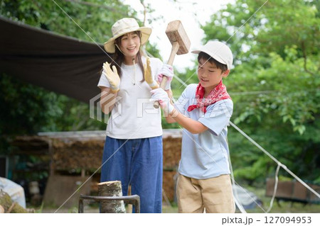 薪割りに挑戦する小学生の男の子 127094953