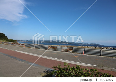 穏やかな海とドライブロードのある風景 127095805