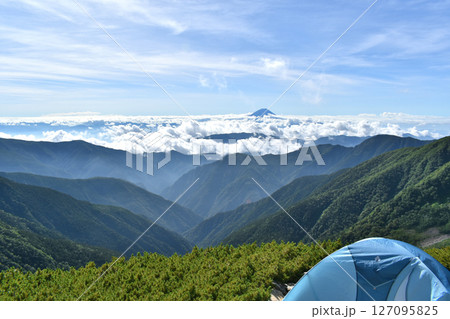 北岳山荘のテント場と拡がる雲上の絶景 127095825