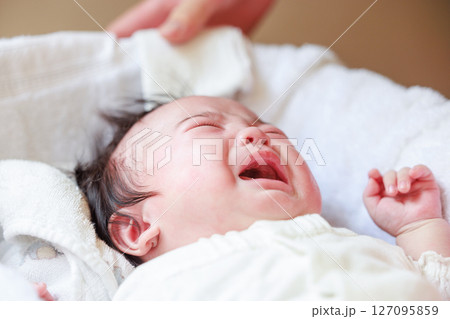 泣く赤ちゃん 127095859