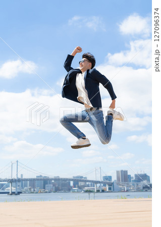 男性　ジャンプ	 127096374