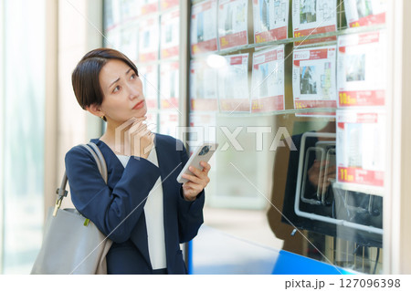 物件探しをする女性 物件探しをする女性 127096398