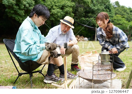 ハンマーとナイフで薪を割る若い男性 バトニング イメージ ハンマーとナイフで薪を割る若い男性 バトニング イメージ 127096447