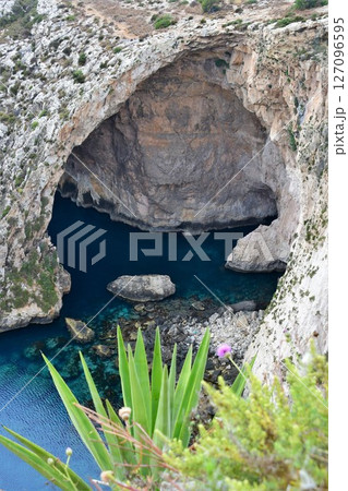 マルタ共和国、マルタ島、グロット、青の洞門、展望台からの眺め マルタ共和国、マルタ島、グロット、青の洞門、展望台からの眺め 127096595