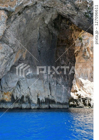 マルタ共和国、マルタ島、グロット、青の洞門、遊覧船からの眺め、真っ青な海 マルタ共和国、マルタ島、グロット、青の洞門、遊覧船からの眺め、真っ青な海 127096611