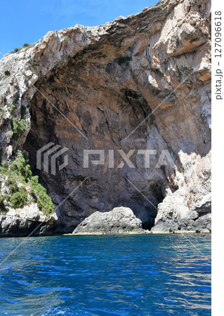 マルタ共和国、マルタ島、グロット、青の洞門、遊覧船からの眺め、真っ青な海 127096618