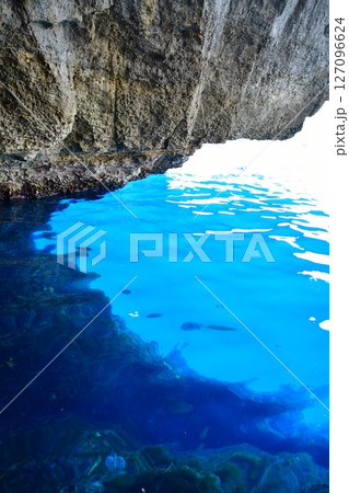 マルタ共和国、マルタ島、グロット、青の洞門、遊覧船からの眺め、透き通った海 127096624