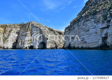 マルタ共和国、マルタ島、グロット、青の洞門、遊覧船からの眺め、真っ青な海 マルタ共和国、マルタ島、グロット、青の洞門、遊覧船からの眺め、真っ青な海 127096627