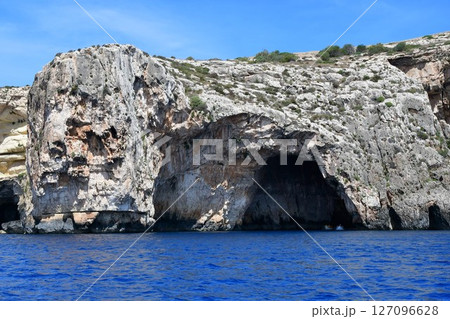マルタ共和国、マルタ島、グロット、青の洞門、遊覧船からの眺め、真っ青な海 マルタ共和国、マルタ島、グロット、青の洞門、遊覧船からの眺め、真っ青な海 127096628
