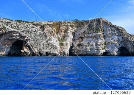 マルタ共和国、マルタ島、グロット、青の洞門、遊覧船からの眺め、真っ青な海 マルタ共和国、マルタ島、グロット、青の洞門、遊覧船からの眺め、真っ青な海 127096629