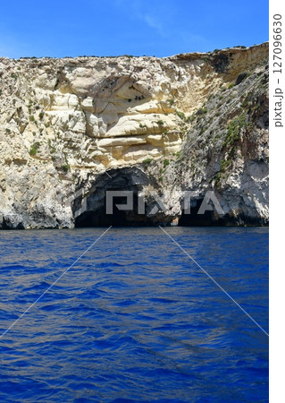 マルタ共和国、マルタ島、グロット、青の洞門、遊覧船からの眺め、真っ青な海 127096630
