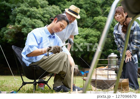 ハンマーとナイフで薪を割る若い男性　バトニング　イメージ 127096670