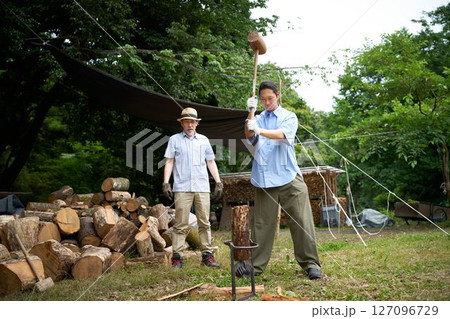 キャンプ場で薪割りをする男性 キャンプ アウトドア イメージ キャンプ場で薪割りをする男性 キャンプ アウトドア イメージ 127096729