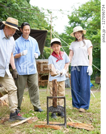 薪割り体験を楽しむ家族と仲間たち 127096734