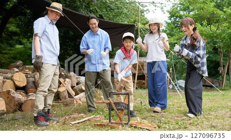 薪割り体験を楽しむ家族と仲間たち 127096735