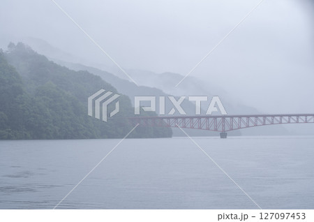 雨が土砂降りの草木湖 127097453