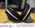 机　黒いヘッドフォン 127097659