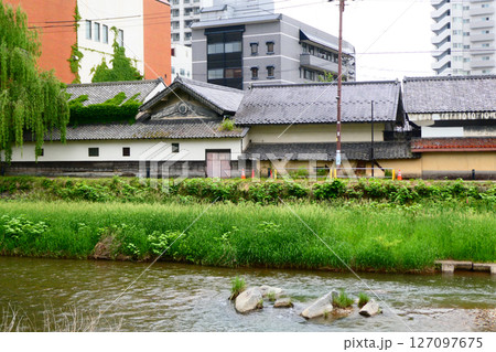 岩手県盛岡市中津川の土手に立つ重要文化財のござ九の蔵 127097675