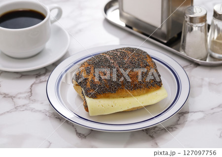 BMO、デンマークのチーズとホイップバターをはさんだサワードウブレッドのサンドイッチ BMO、デンマークのチーズとホイップバターをはさんだサワードウブレッドのサンドイッチ 127097756