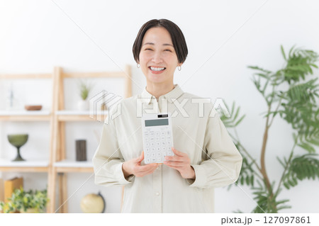 電卓を持つ女性 電卓を持つ女性 127097861
