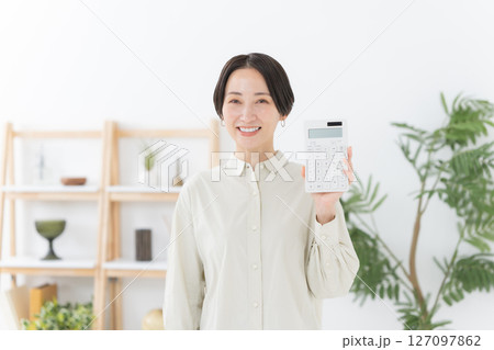 電卓を持つ女性 電卓を持つ女性 127097862