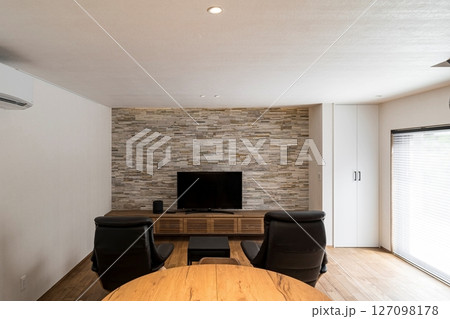 石張り壁と造作家具が織りなすミニマルなリビング 石張り壁と造作家具が織りなすミニマルなリビング 127098178