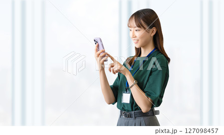 スマートフォンを使う笑顔の女性・ビジネスウーマン 127098457