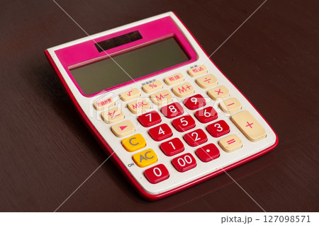 机の上に置かれた電卓 机の上に置かれた電卓 127098571