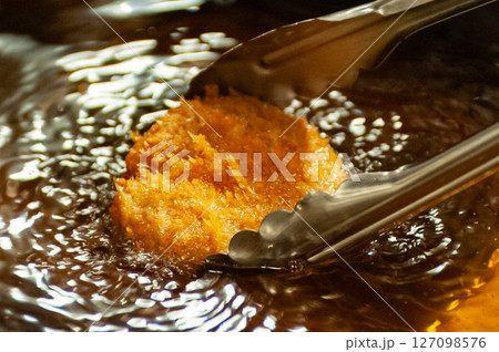 油で揚げたメンチカツ 油で揚げたメンチカツ 127098576
