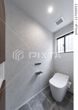 落ち着きと清潔感を兼ね備えたモダンなトイレ空間 落ち着きと清潔感を兼ね備えたモダンなトイレ空間 127098953
