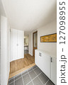 明るさと機能性を両立したシンプルモダンな玄関ホール 127098955