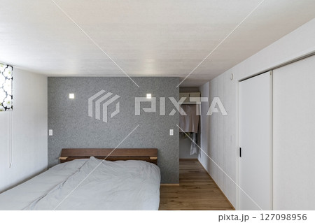 間接照明とグレーの壁が彩るホテルライクな主寝室 127098956
