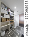 収納と家事動線に配慮したシンプルな脱衣スペース 127098958