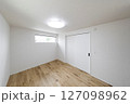 将来の子供部屋や書斎として活用できる明るい洋室 127098962