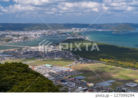 《佐賀県》鏡山展望台の眺望・唐津湾の大海原 127099294