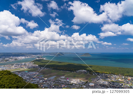 《佐賀県》鏡山展望台の眺望・唐津湾の大海原 《佐賀県》鏡山展望台の眺望・唐津湾の大海原 127099305